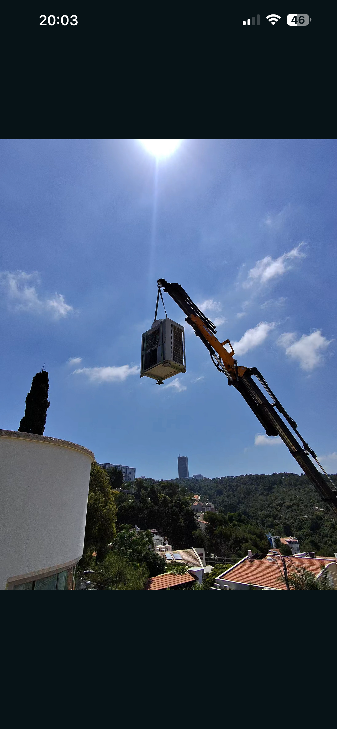 הרמת יחידת מיזוג חיצונית באמצעות מנוף לגג בית פרטי